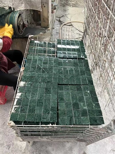 Zöld márványmozaik csempe